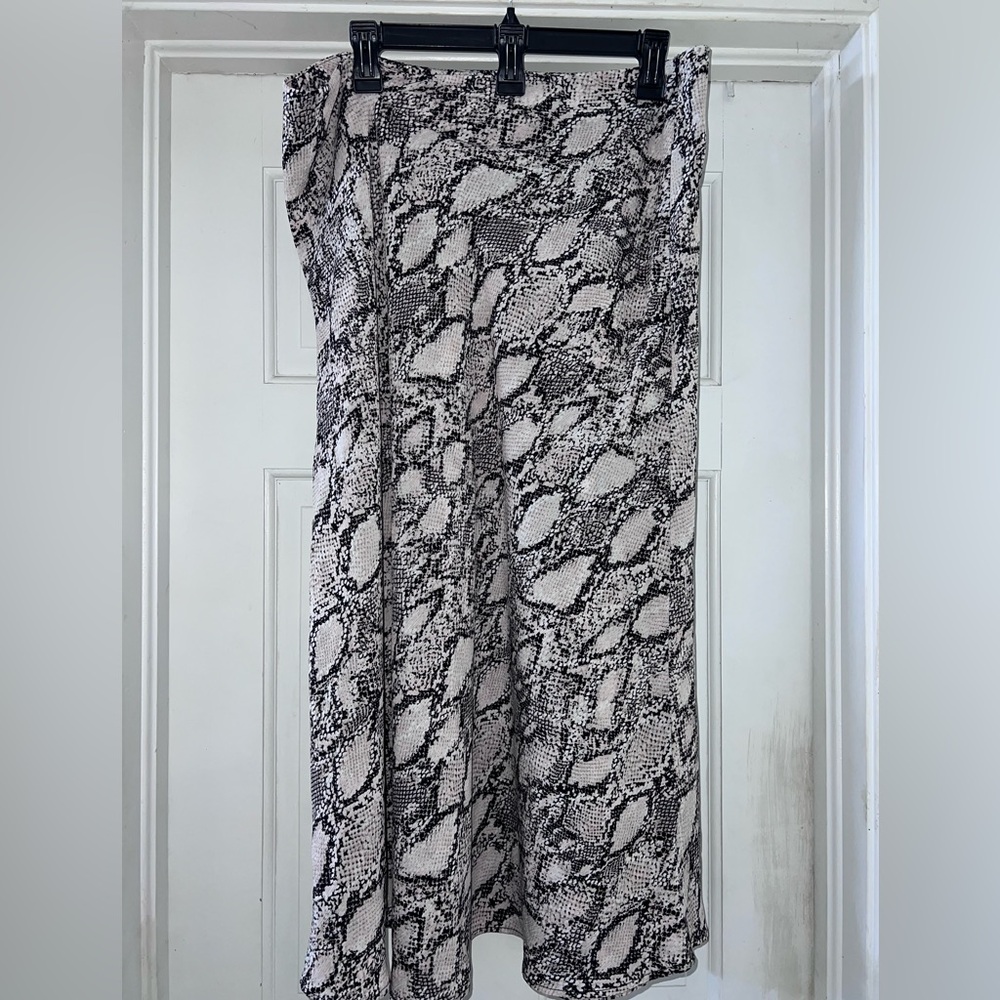 Stylish Black and White Snake Print Skirt